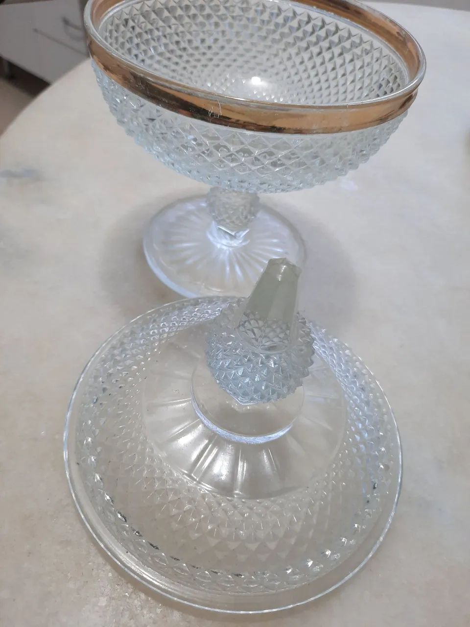 Potiche de cristal com pé e detalhes dourados - Foto 2