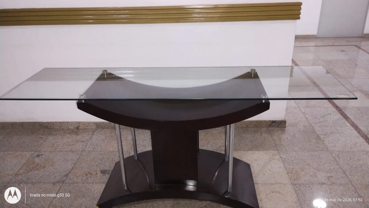 Mesa aparador de vidro com design moderno