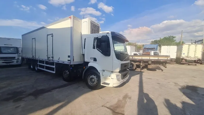 Volvo VM 270 8x2 Baú Refrigerado ano 2014