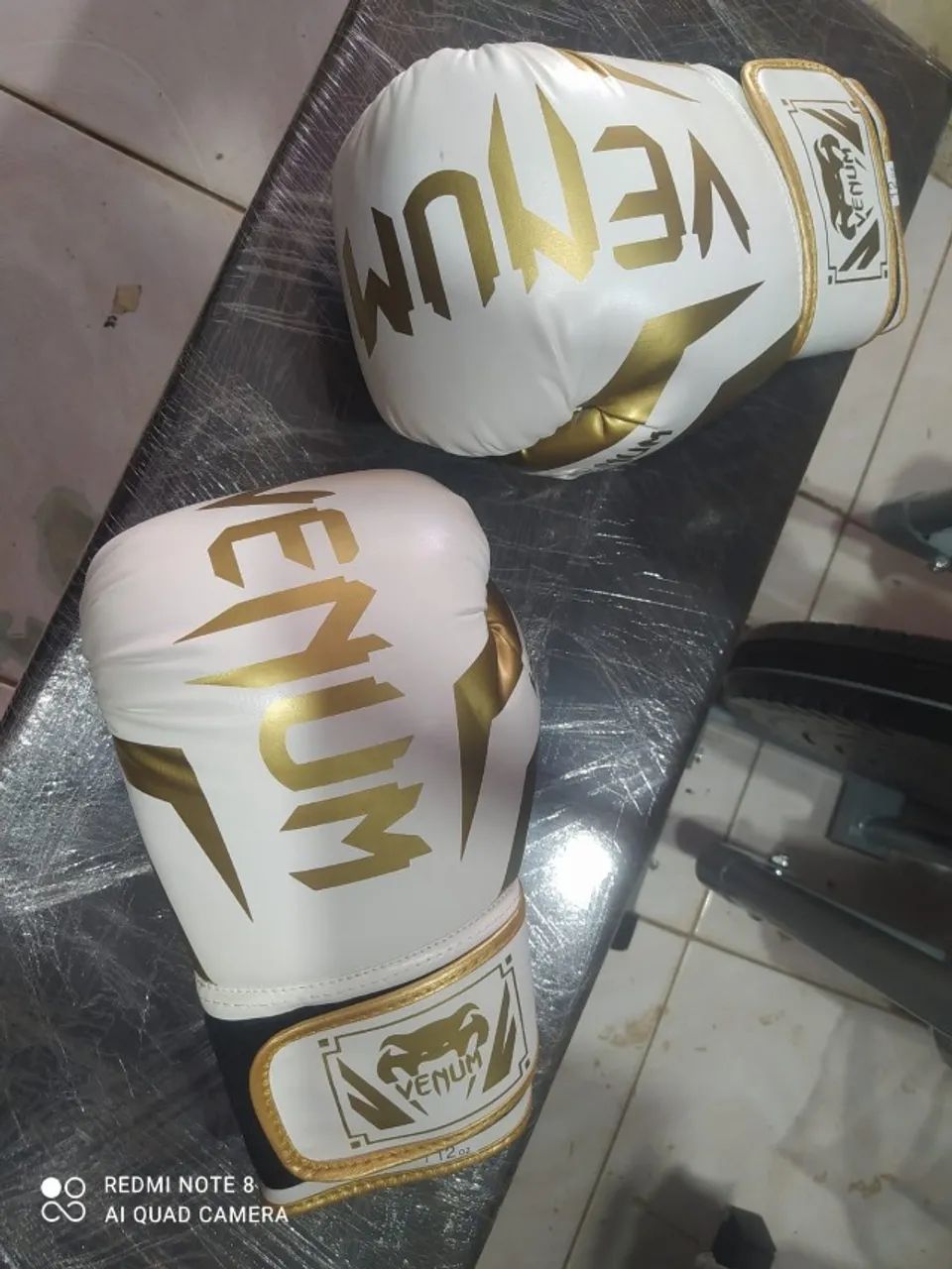 Luva Venum 12 oz branca e dourada  - Foto 6