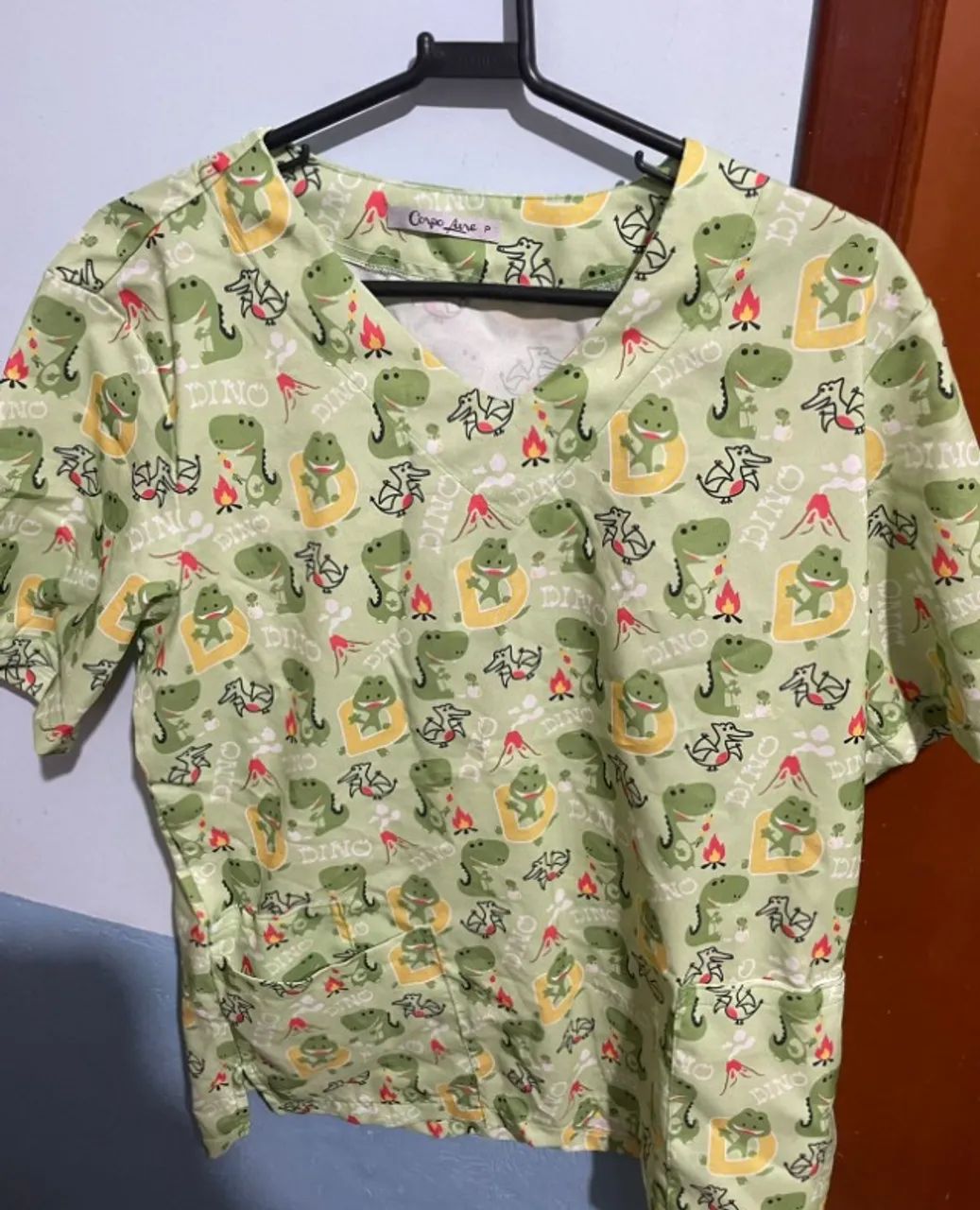 Pijama Cirúrgico Scrub Estampado Unissex Dinossauro "P" - Foto 4