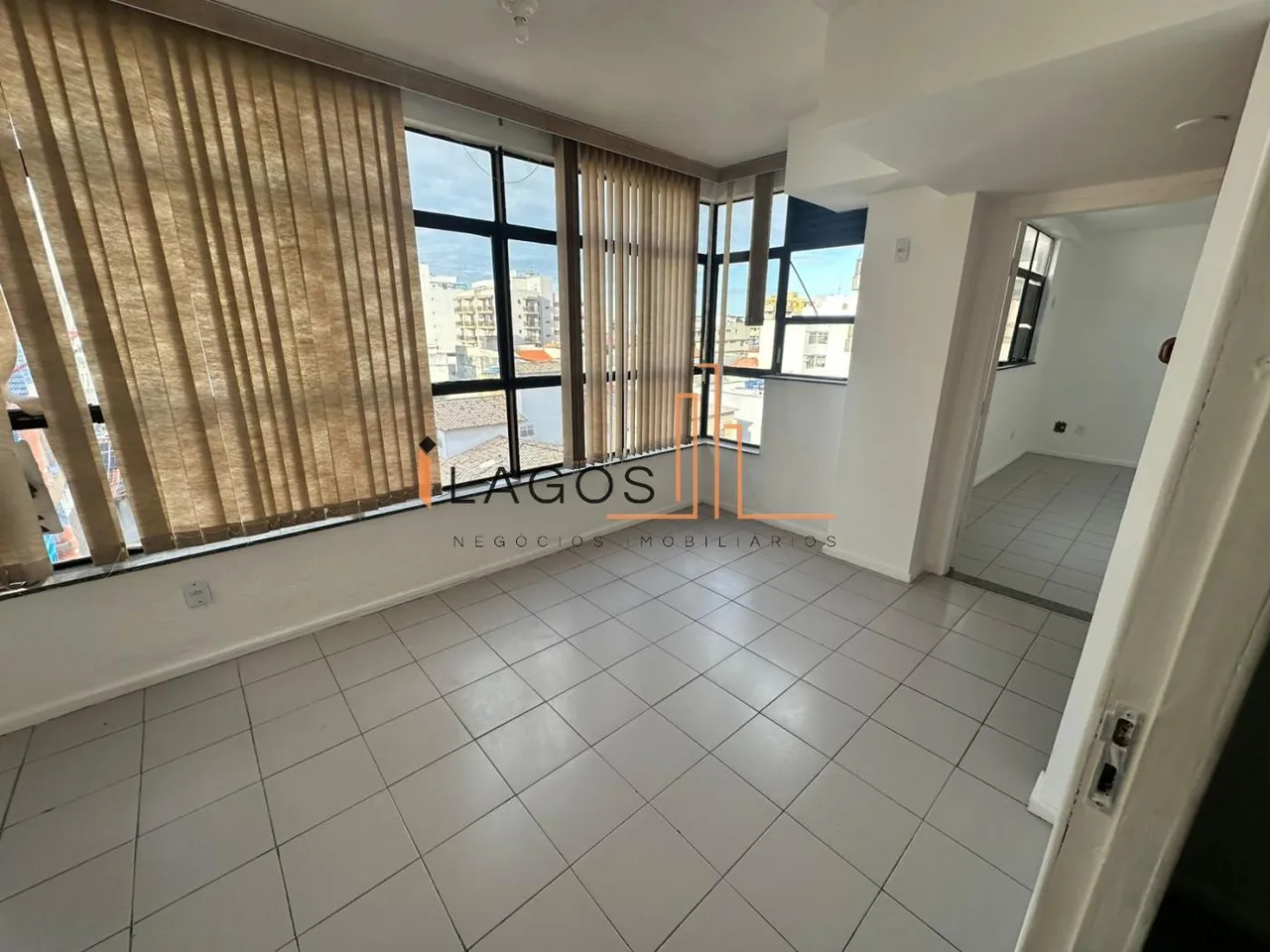 Sala Comercial para Locação em Cabo Frio, Centro, 1 dormitório, 2 banheiros, 1 vaga