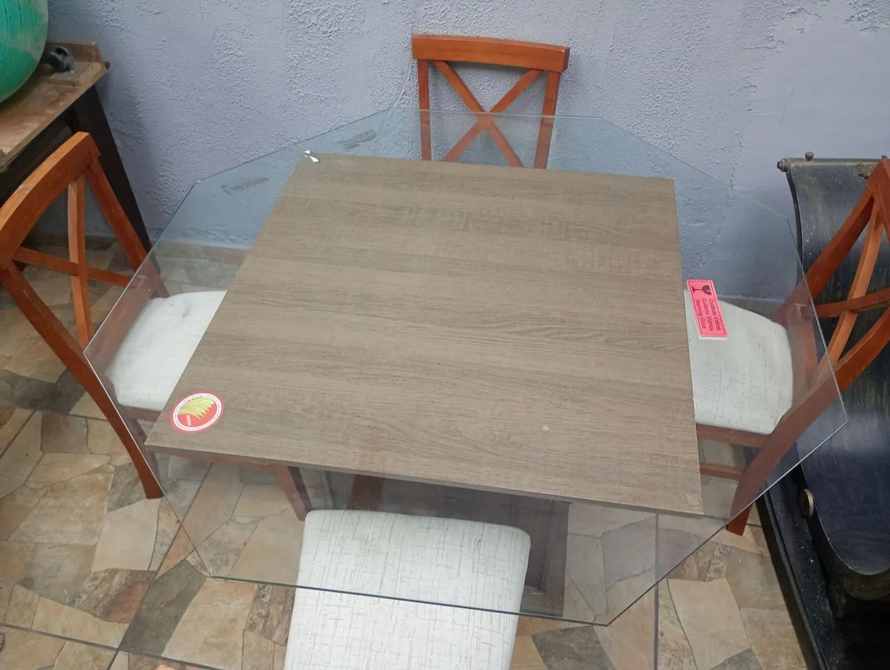 Mesa de jantar com tampo de vidro em losanguloe cadeiras - Foto 3