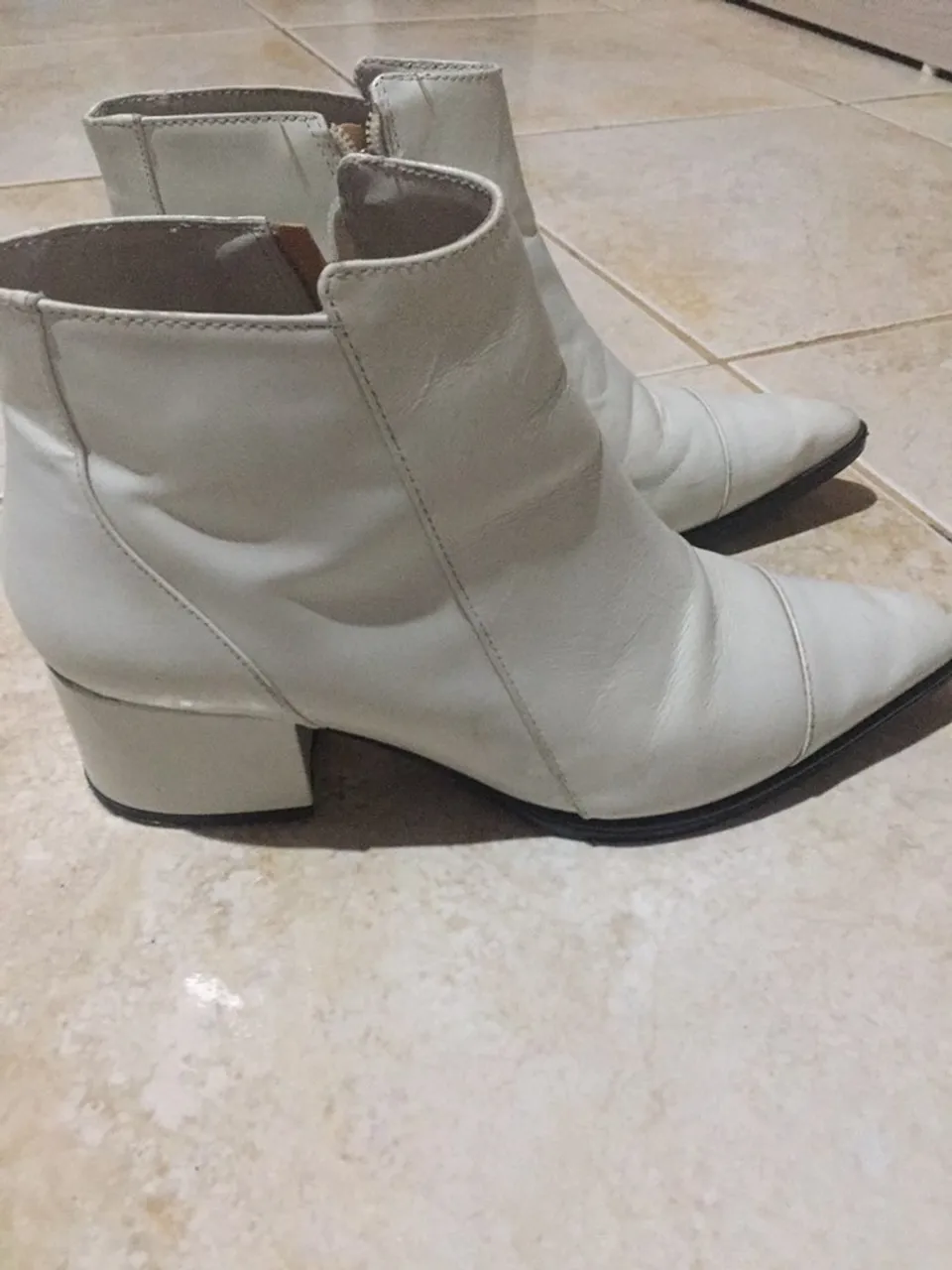 Bota Feminina Branca - Elegância e Conforto