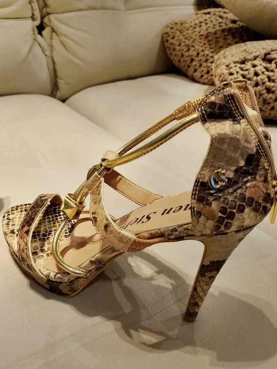 Sandália Feminina Estampada com Detalhes Dourados