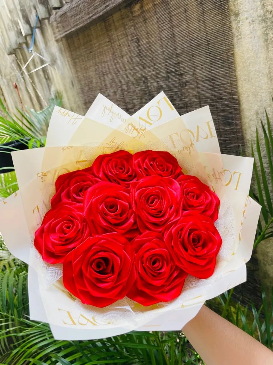 Buquê de Rosas de Cetim Vermelhas  