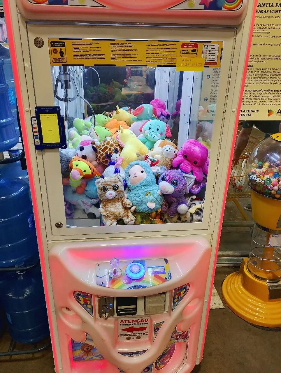 Máquina de pelúcia no ponto 