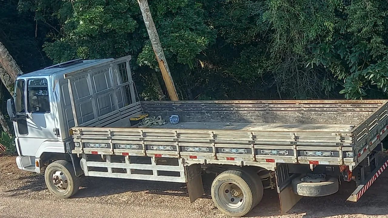 Caminhão Ford Cargo 815 - Excelente estado