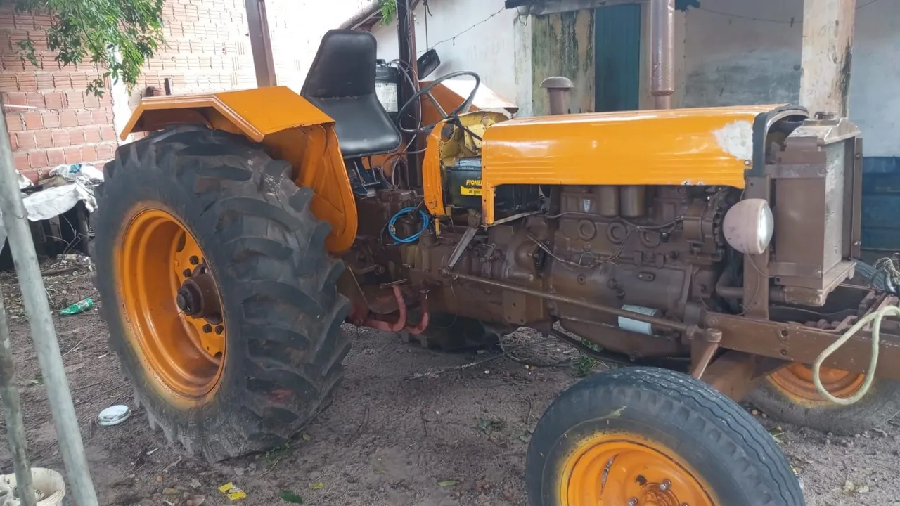Trator Agrícola Antigo, 85 motor MWM.