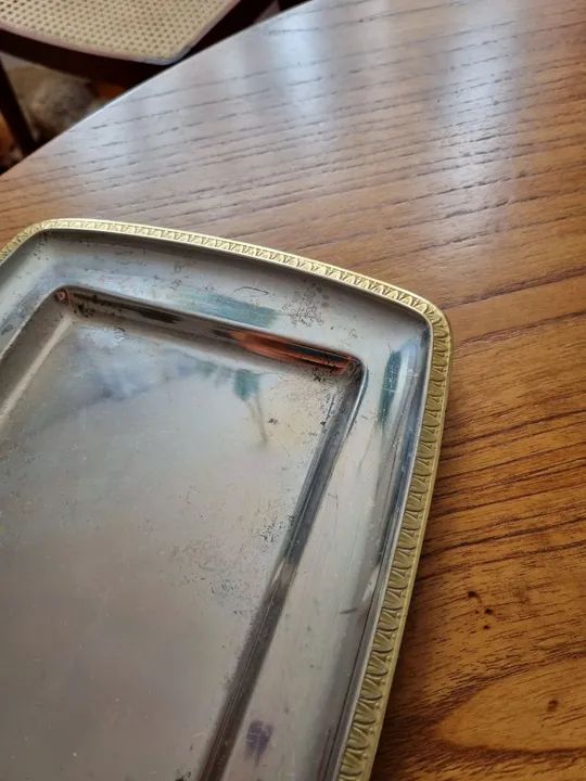 Bandeja de metal com detalhes em dourado - Foto 3