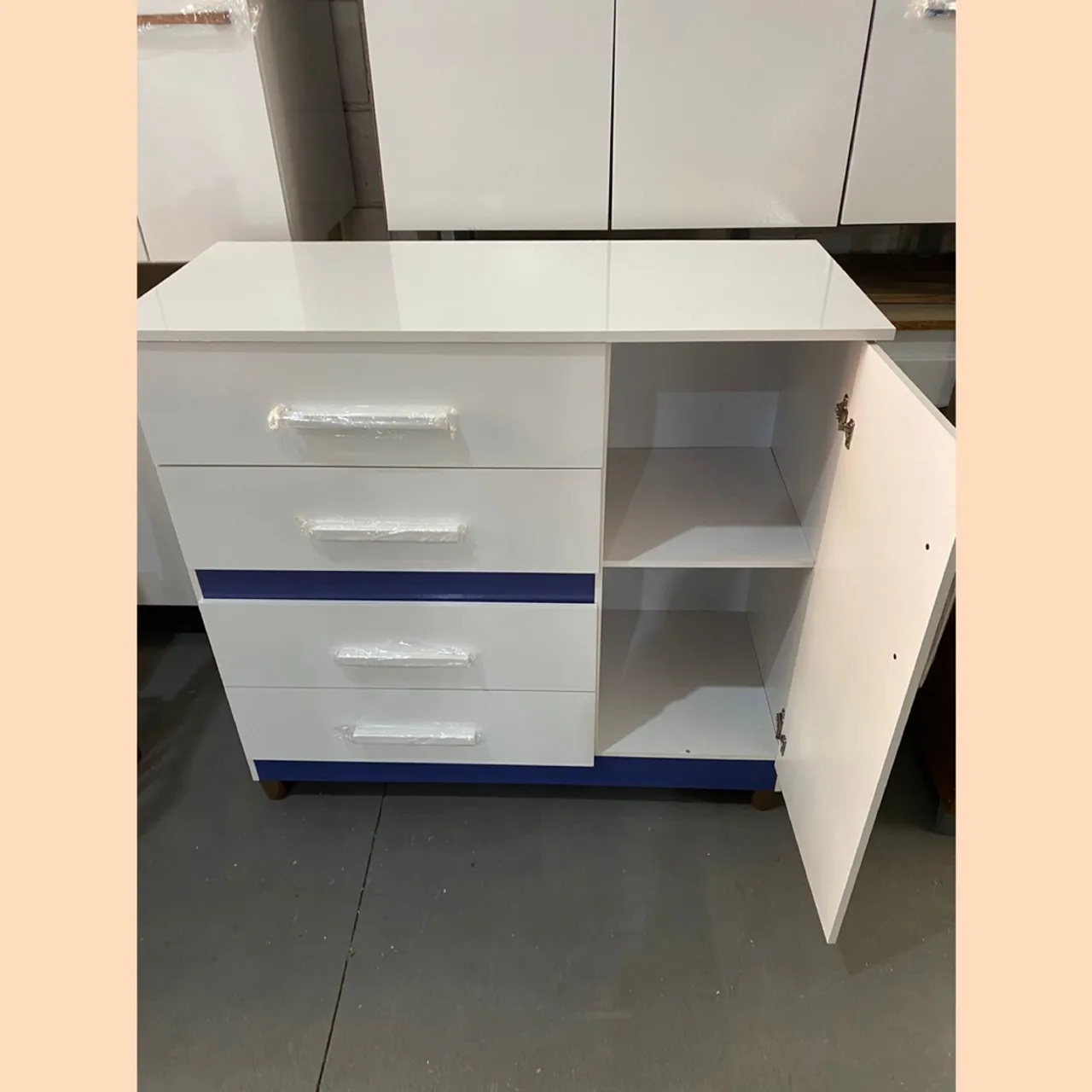 Cômoda com 4 gavetas - entrego hoje