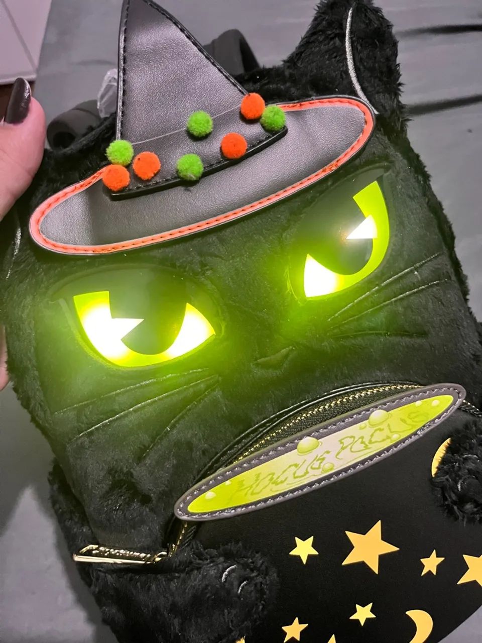Mochila Loungefly Binx - Disney Abracadabra (Hocus Pocus) - Brilha no escuro - Foto 3