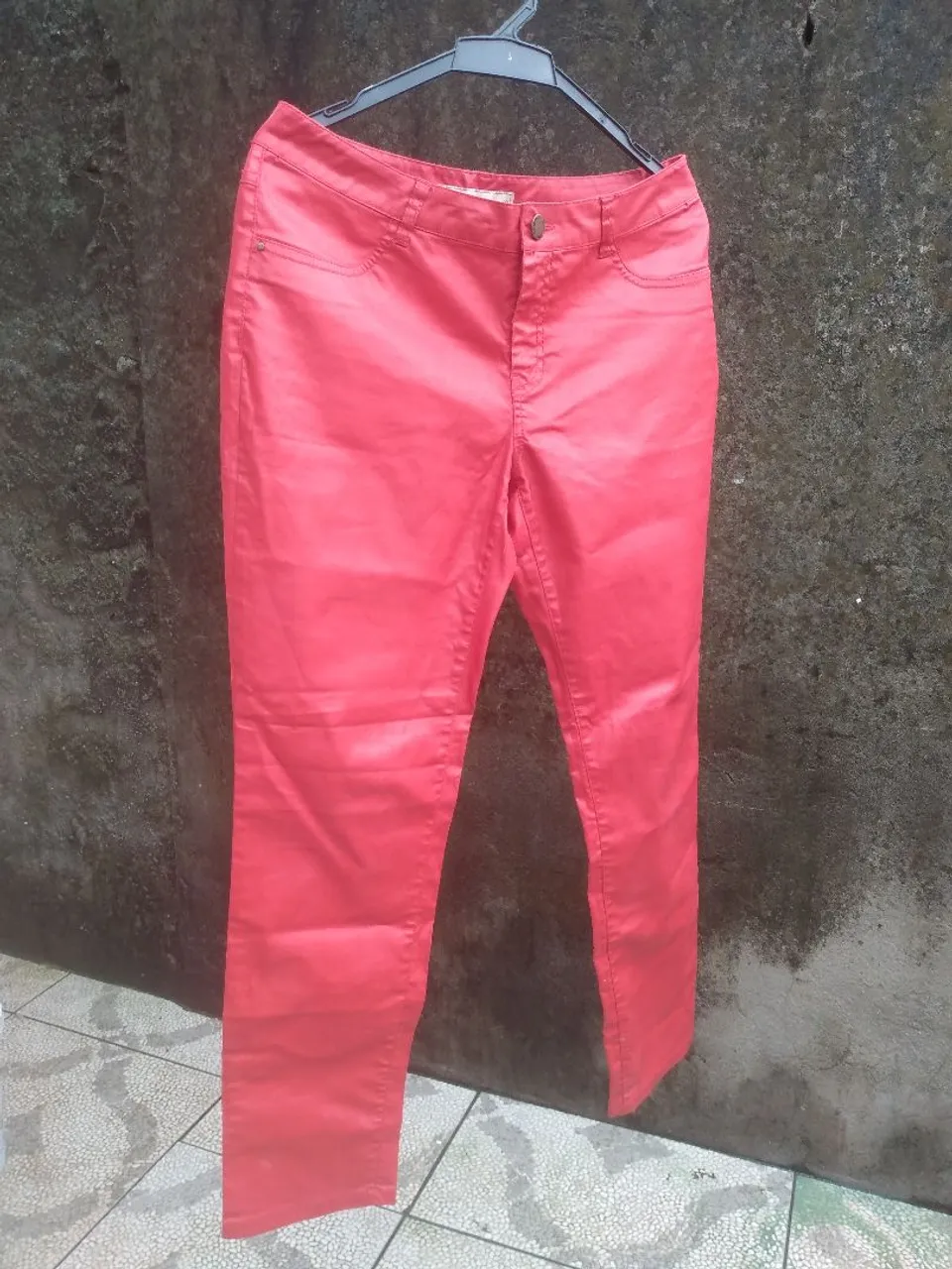 Calça vermelha feminina
