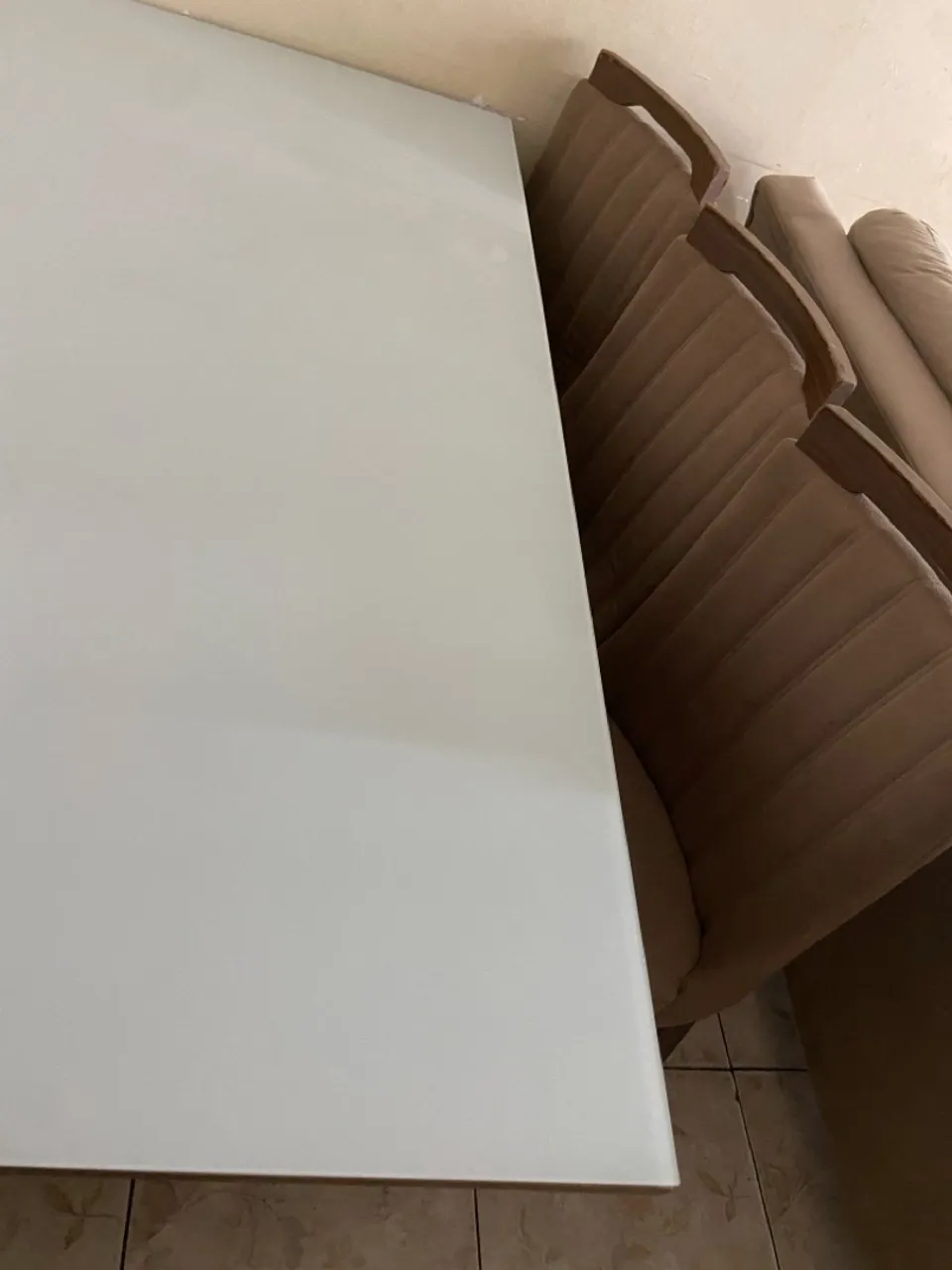 Mesa de jantar branca com cadeiras modernas