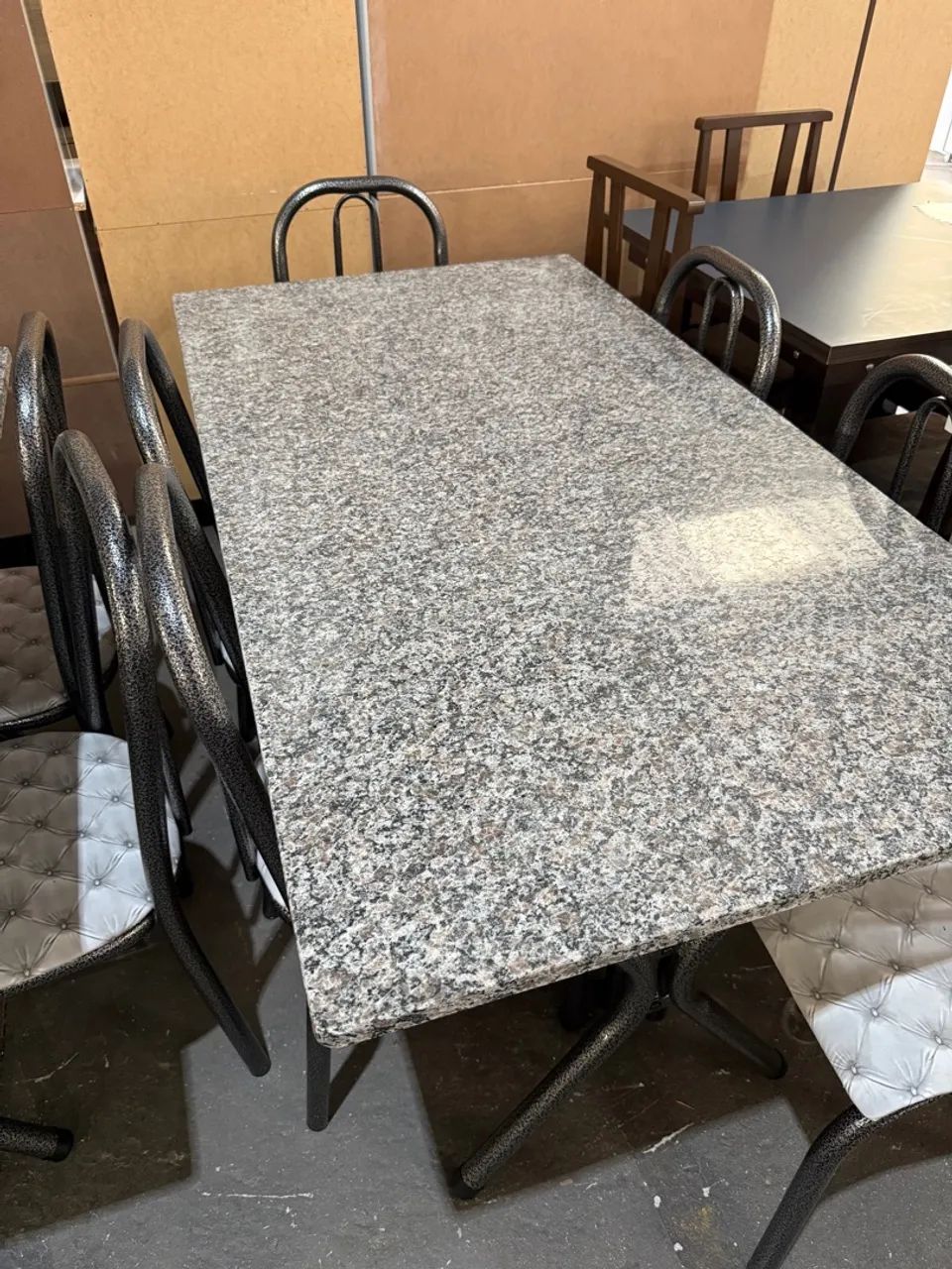 Mesa com tampo de granito 6 cadeiras - entrego  - Foto 2