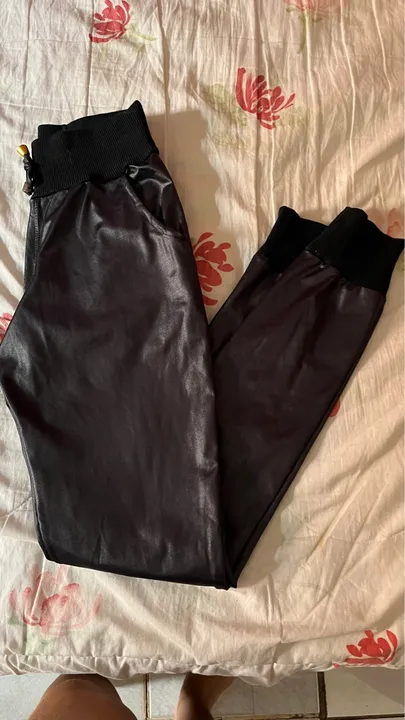 Calça couro fake