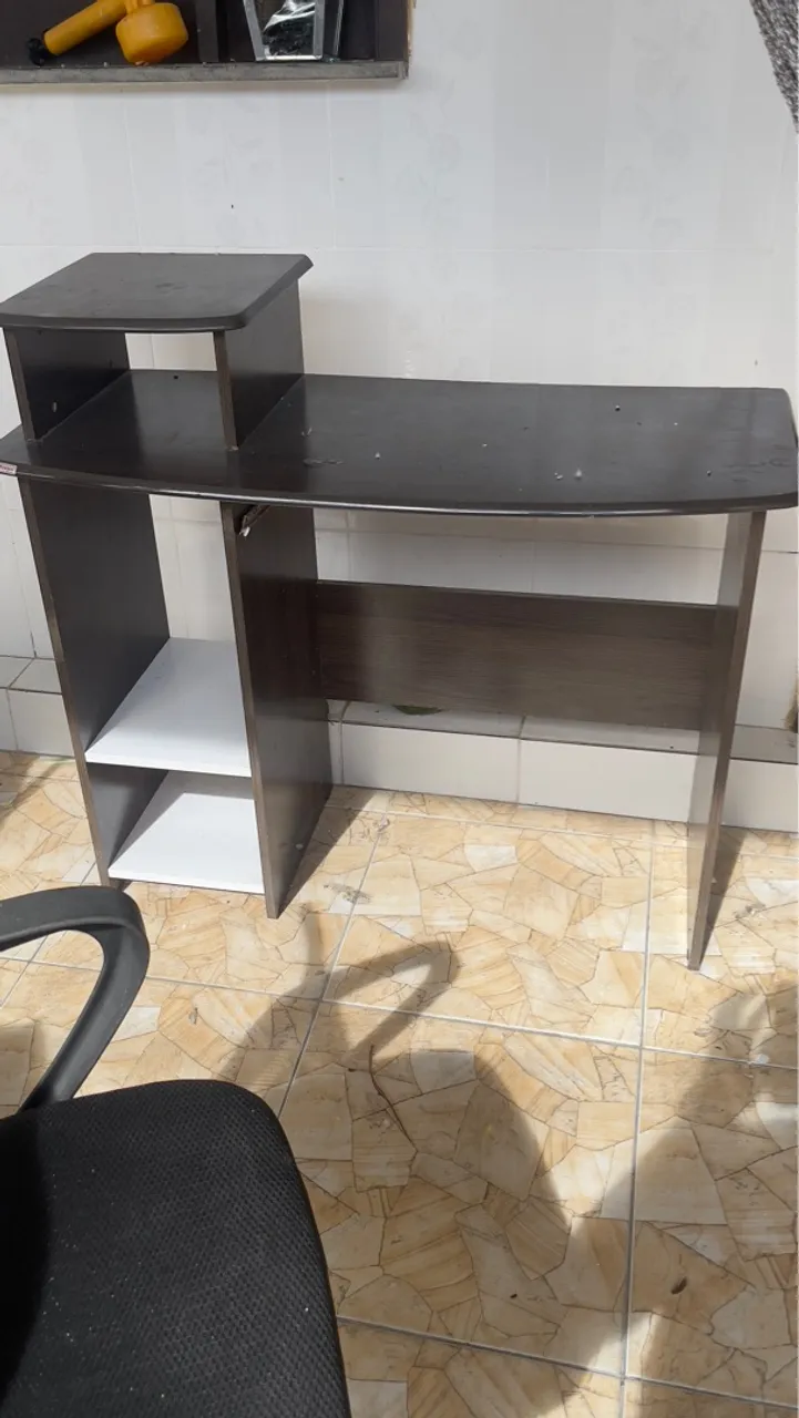 Escrivaninha compacta e funcional