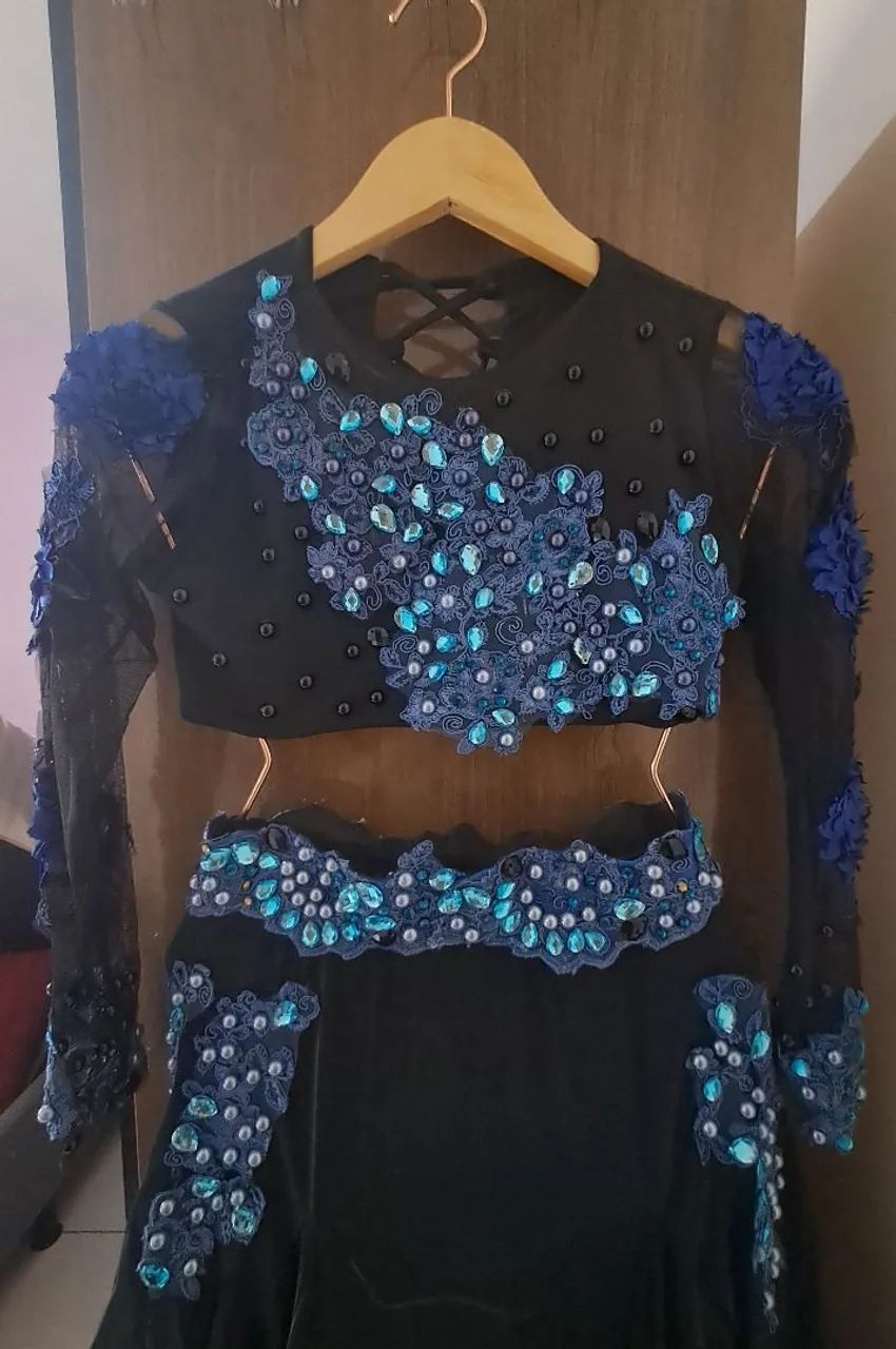 Figurino infantil azul e preto com detalhes em renda e pedrarias - Foto 2
