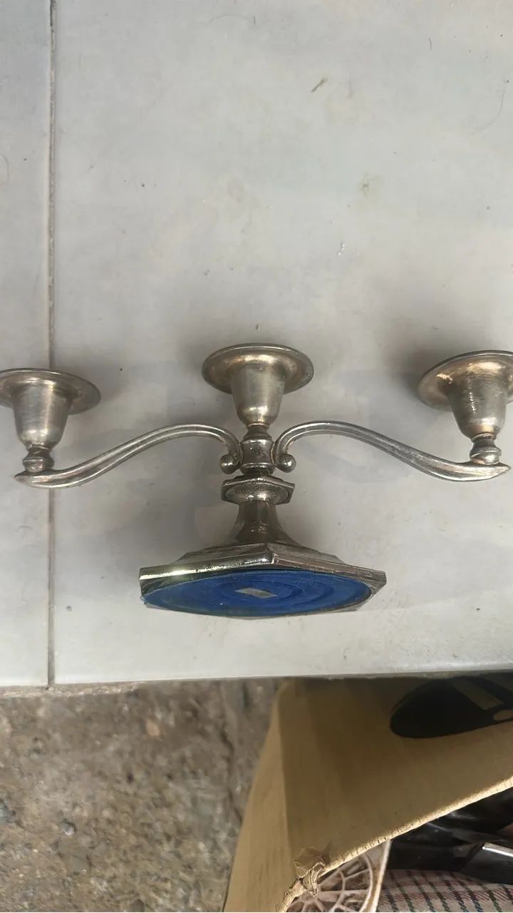 Candelabro Porta Vela Castiçais Antigo Detalhes Abaixo Prateado - Foto 2