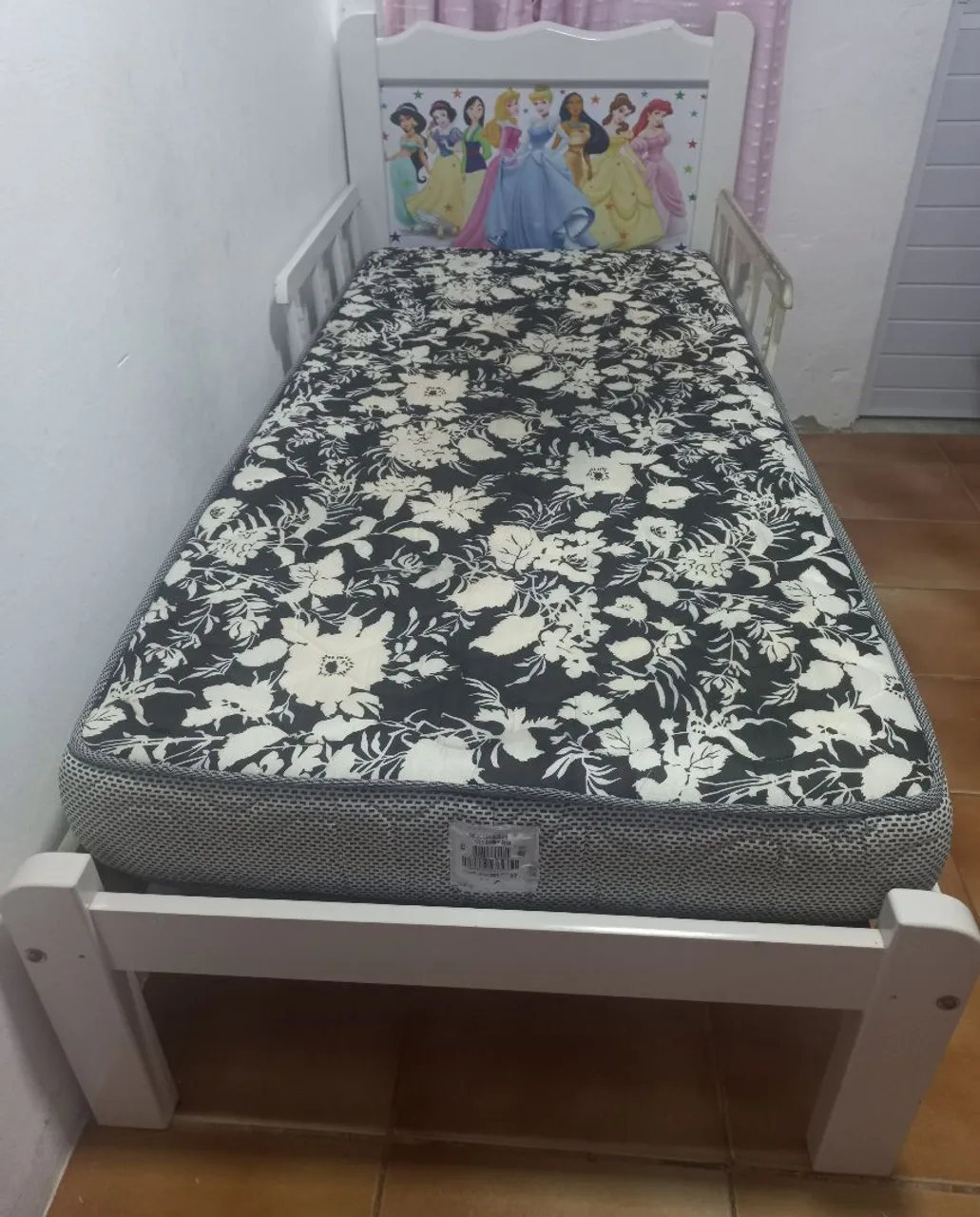 Cama infantil com estampa de princesas