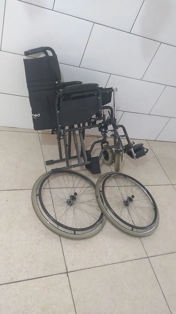 Cadeira de Rodas Desmontável.