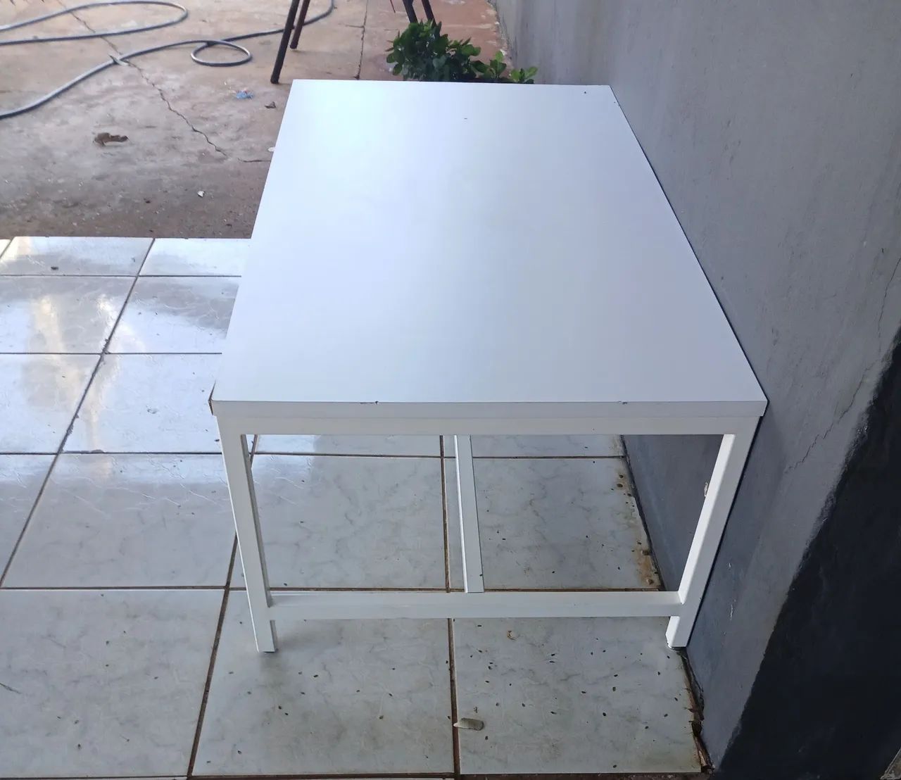 Mesa simples branca 130cmx50cm - Foto 3