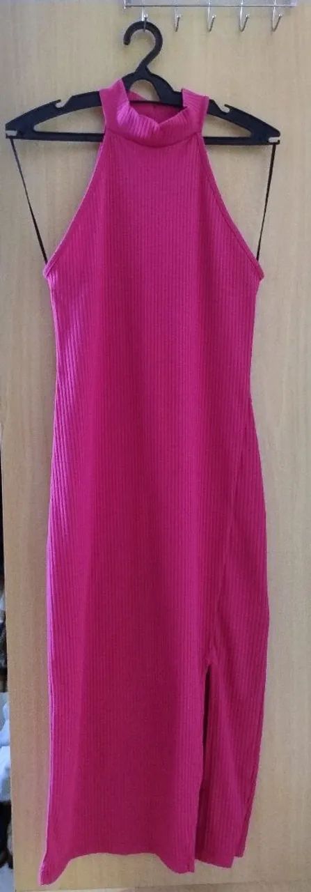 Vestido rosa, canelado longo.
