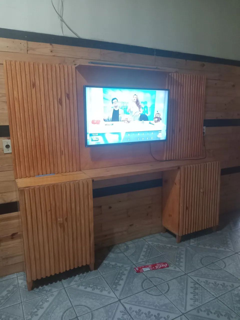 Painel com 2 colunas ripados e uma TV de 42 pd