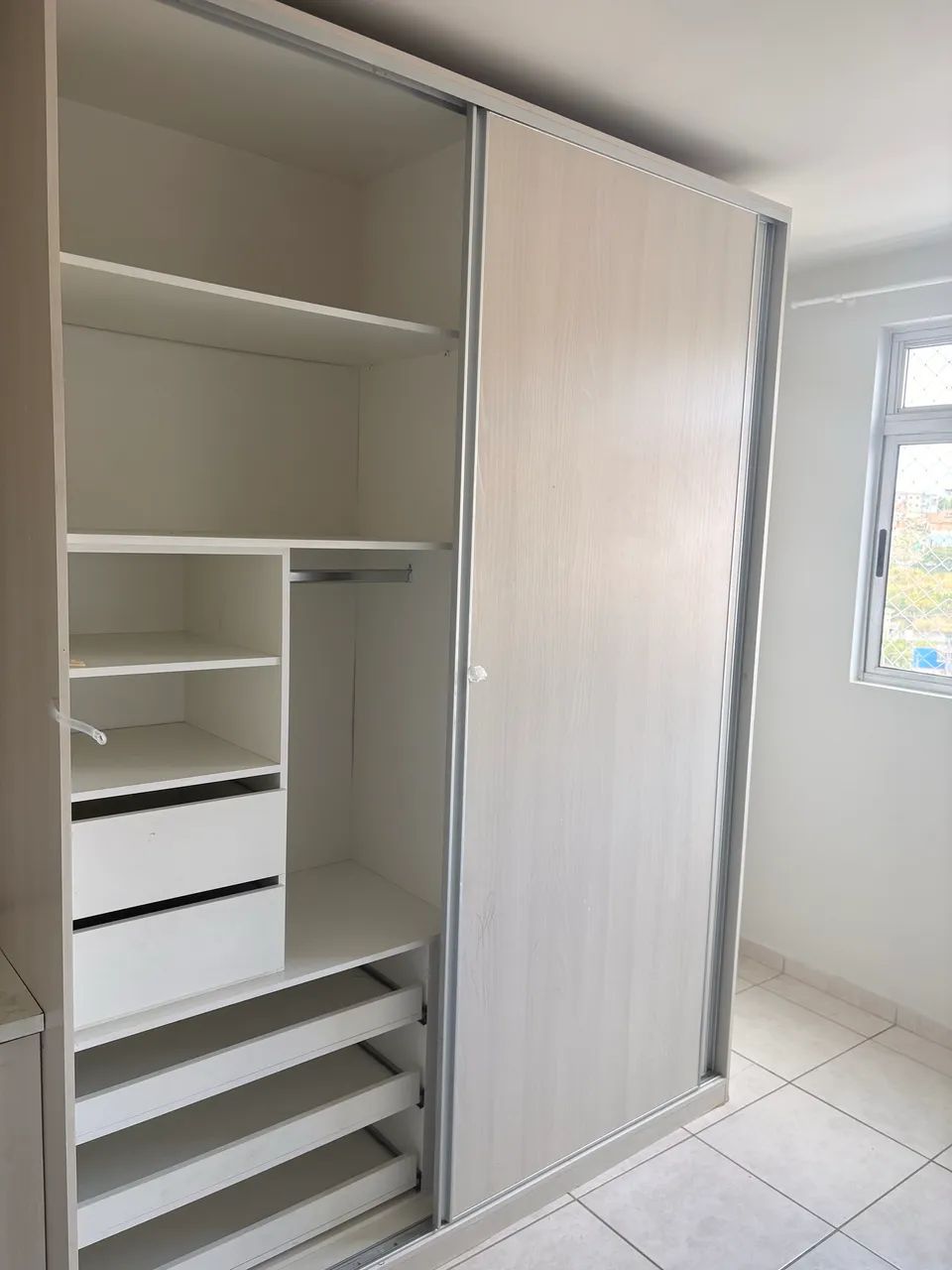 Guarda roupas + mesa de apoio - Foto 2