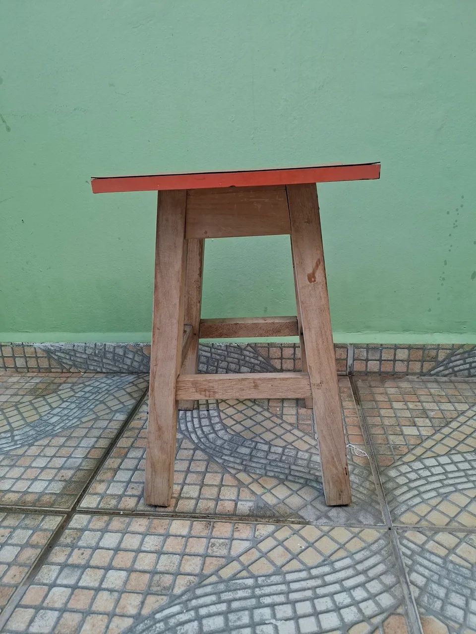 Banquinho de madeira com tampo de fórmica  - Foto 3