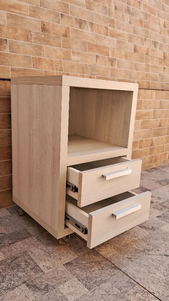 Mesa de cabeceira ou escritório 