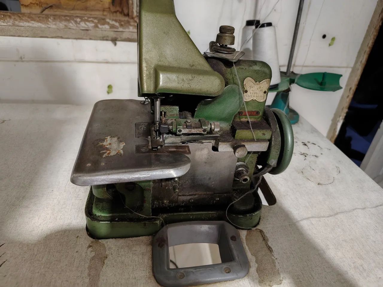 Máquina overlock - Foto 2