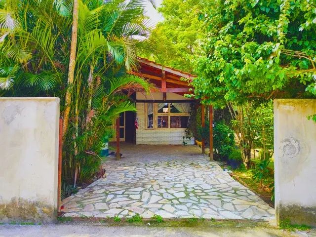 Linda casa na beira da Floresta