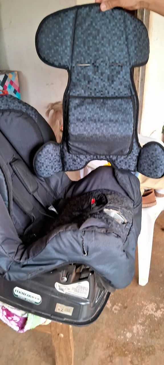 Vendo  uma cadeirinha  para crianças 