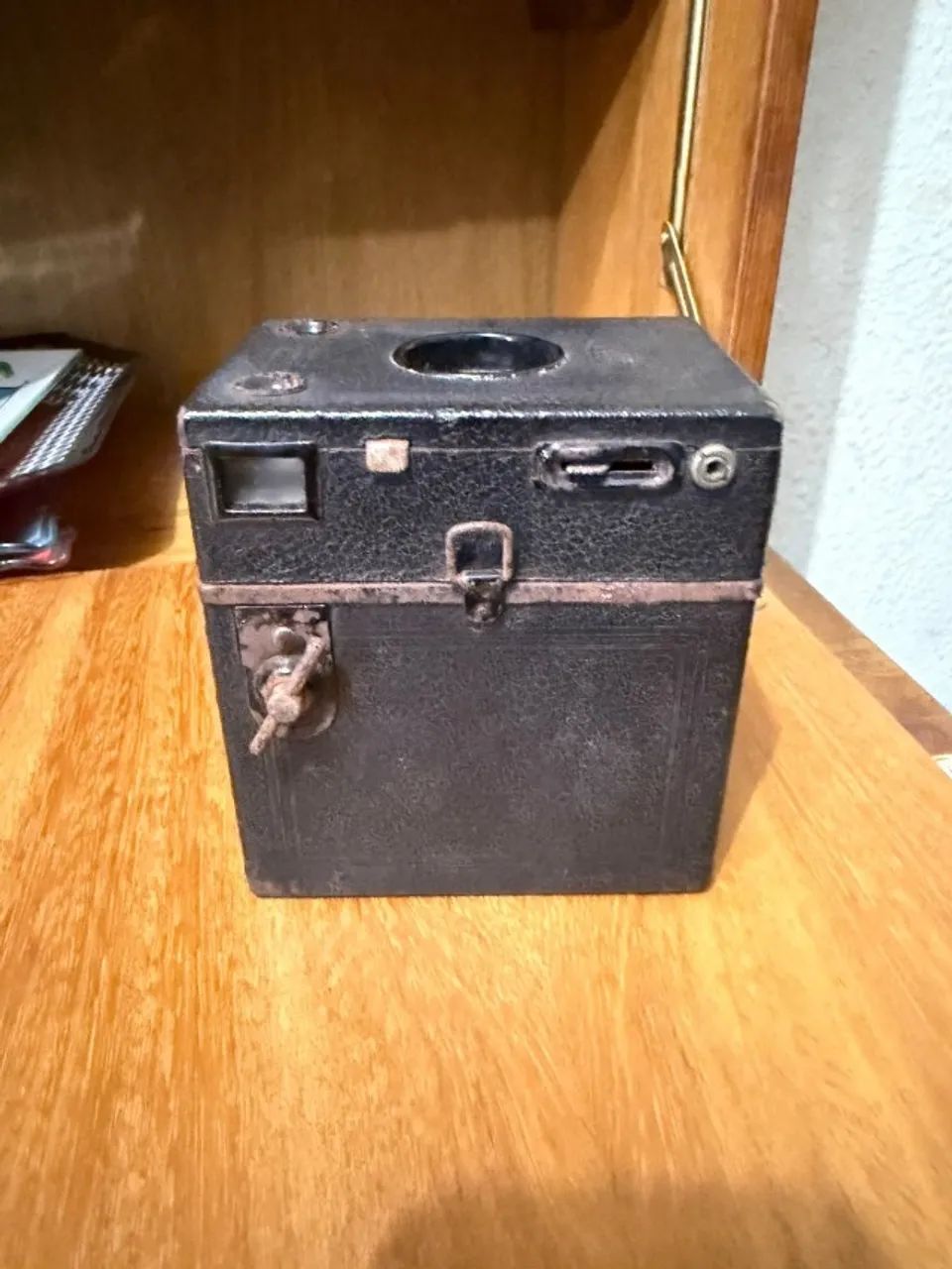 Câmera box antiga e luminária vintage