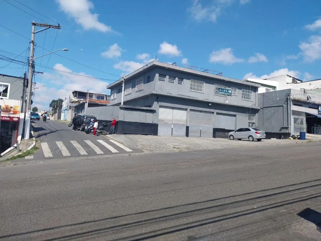 Loja na Avenida Carlos Oberhuber, 383  576 m²