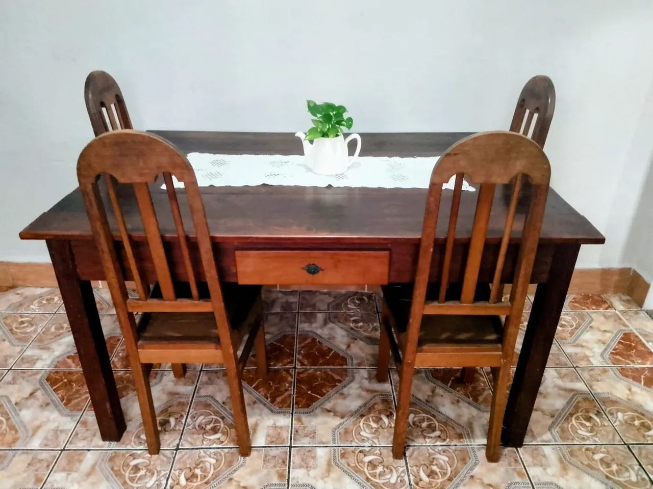 Mesa madeira maciça com 6 cadeiras .