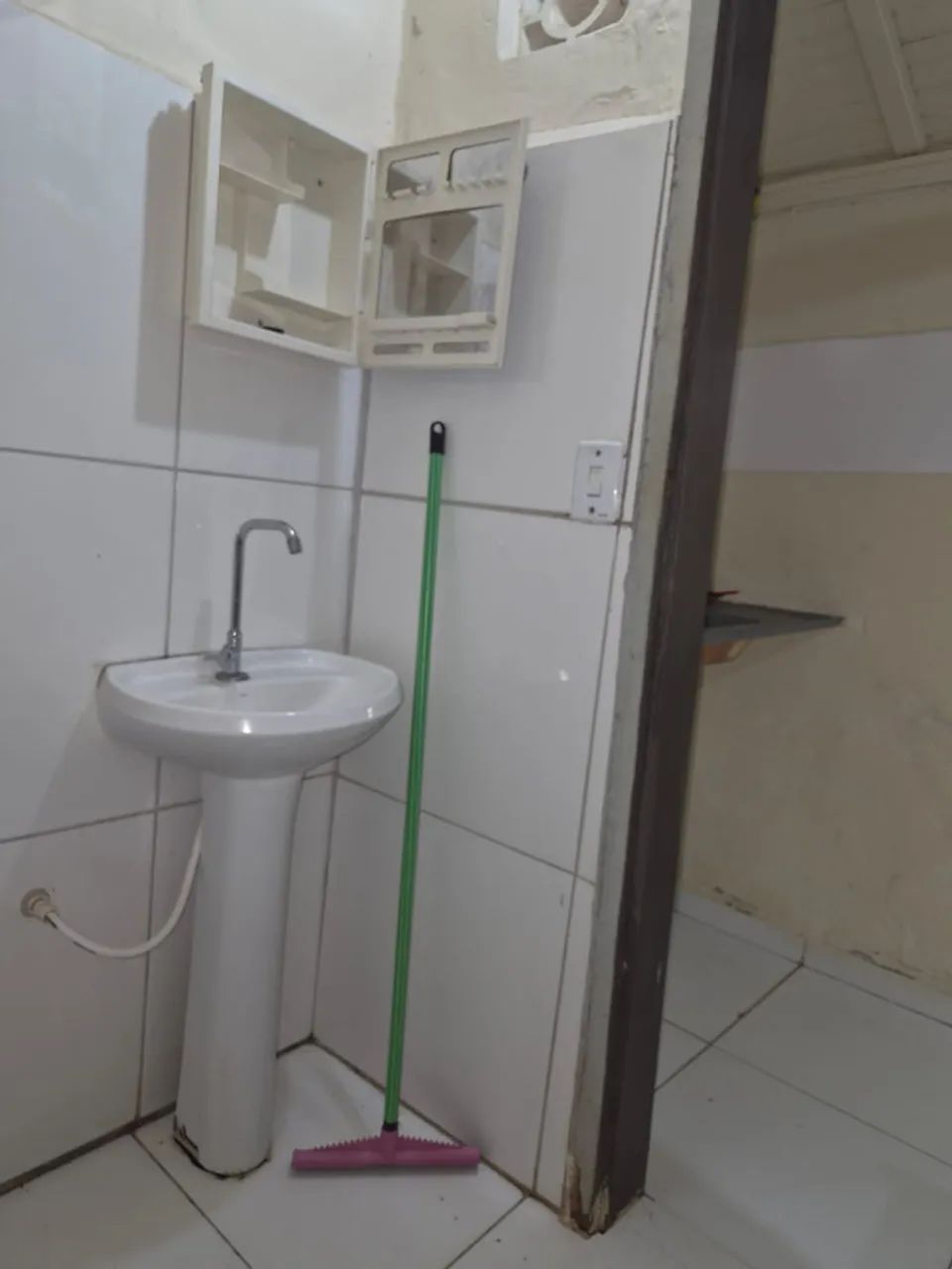 kitnet no centro $ 880,00 com mobiliário e livre de custos - Foto 4