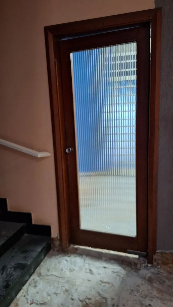 Porta em madeira com vidro - Foto 4