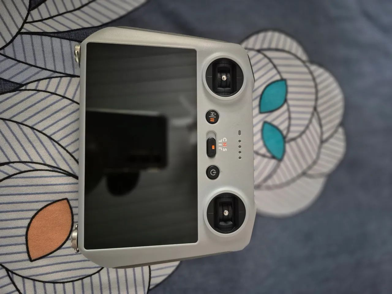 Vendo controle tela .maleta e protetor de gimbal e protetor de helice mini 3  - Foto 4