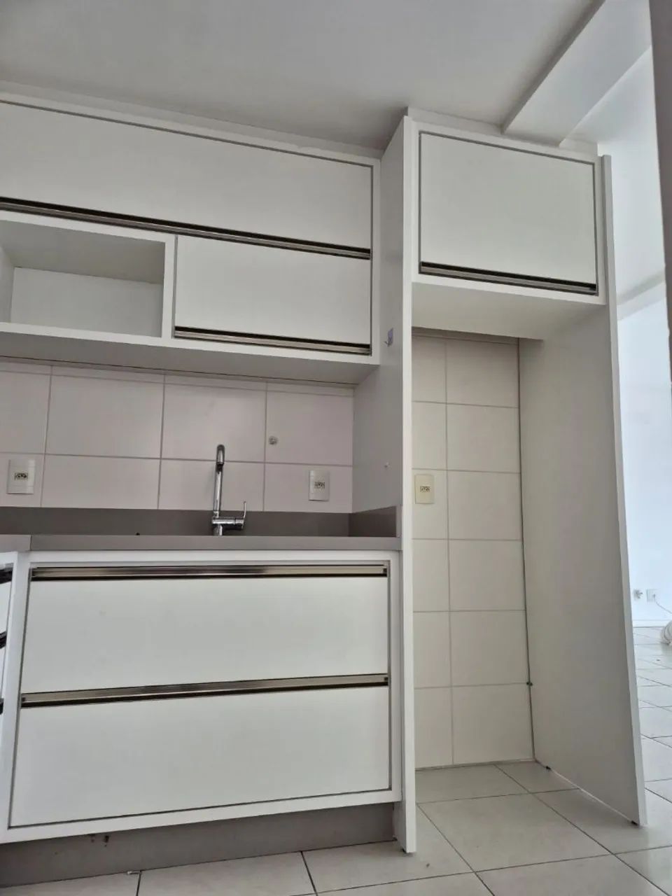 Bancada de pia e armários. - Foto 4