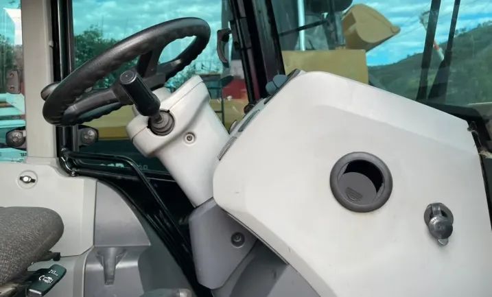 Retroescavadeira Caterpillar 2017 - Foto 4