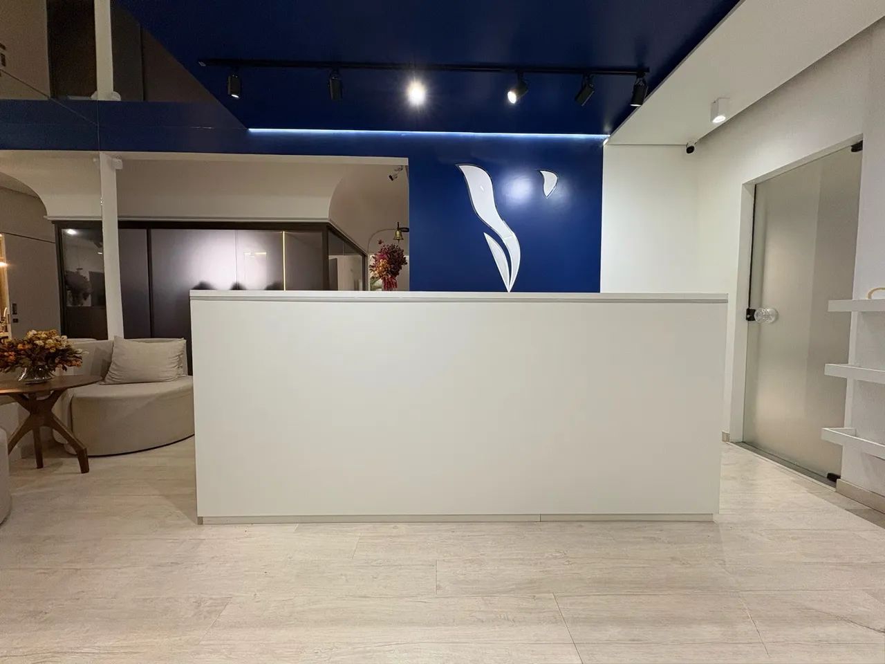 Balcão branco planejado 