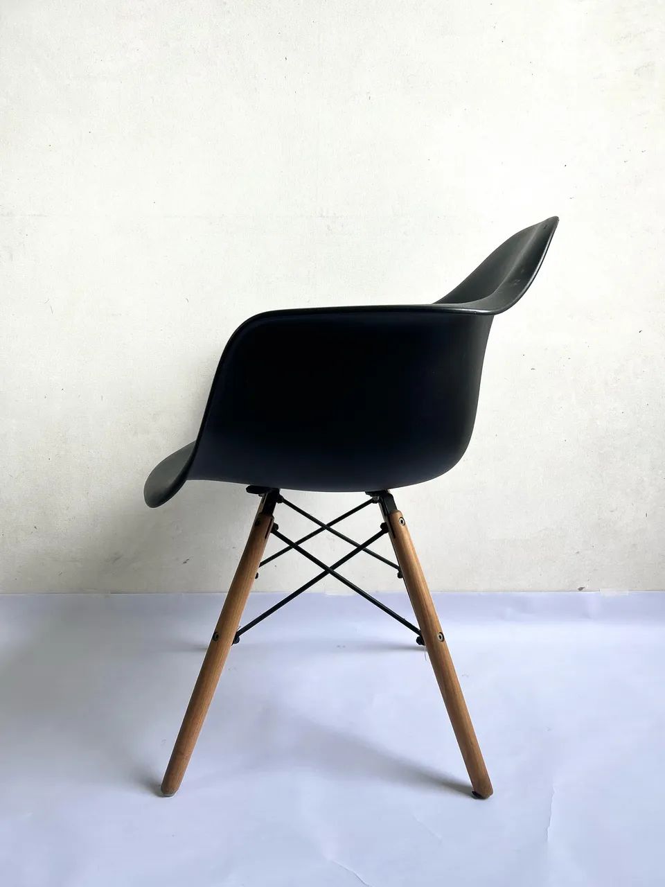 CADEIRA CHARLES EAMES EIFFEL COM BRAÇOS _ PRETA  - Foto 2