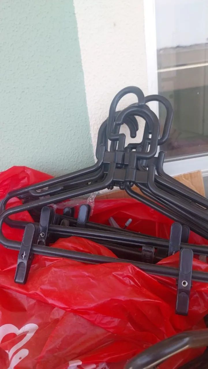 Cabide de plástico com presilhas 