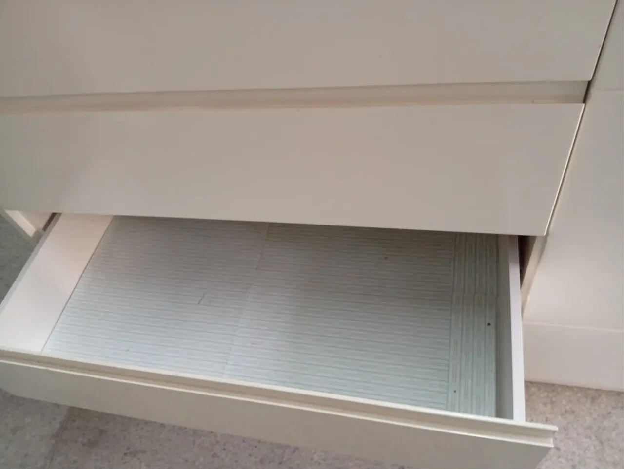 Cômoda em 4 gavetas e porta em madeira  - Foto 3