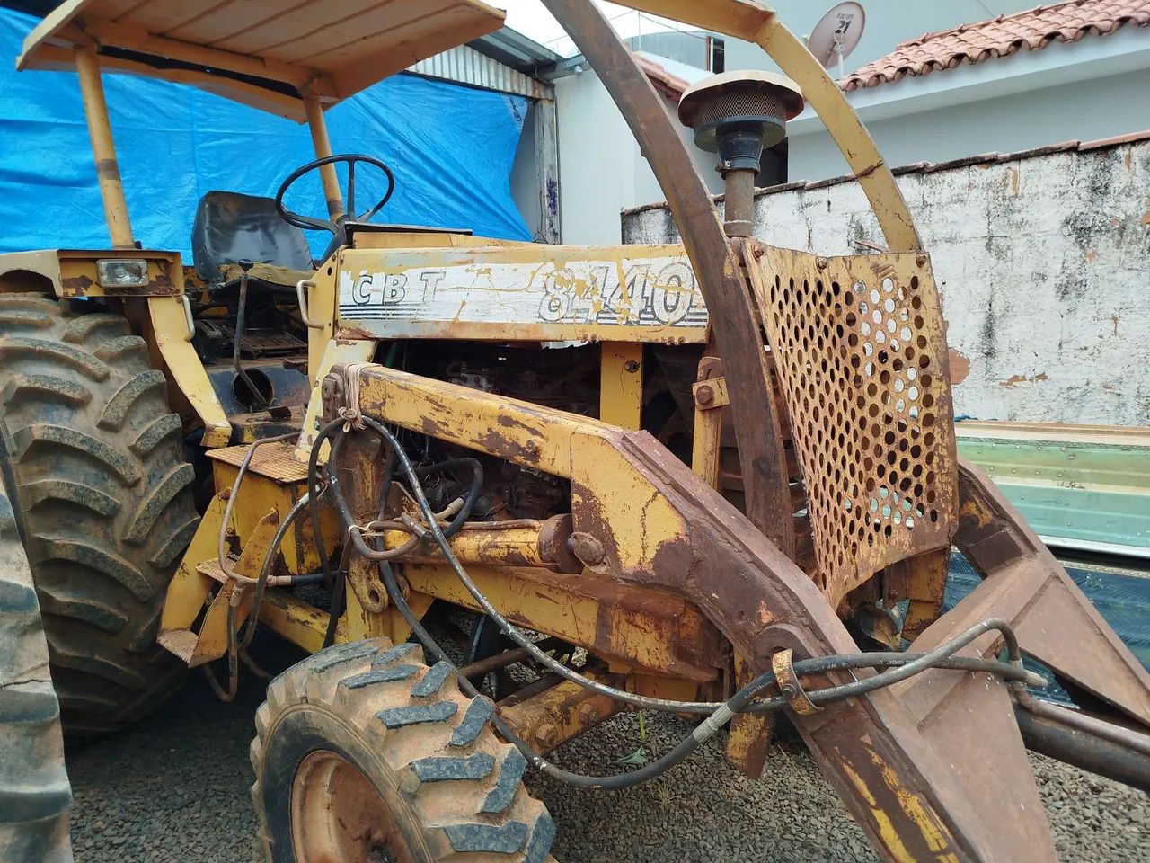 Trator CBT 8440 com lâmina concha e pega beg