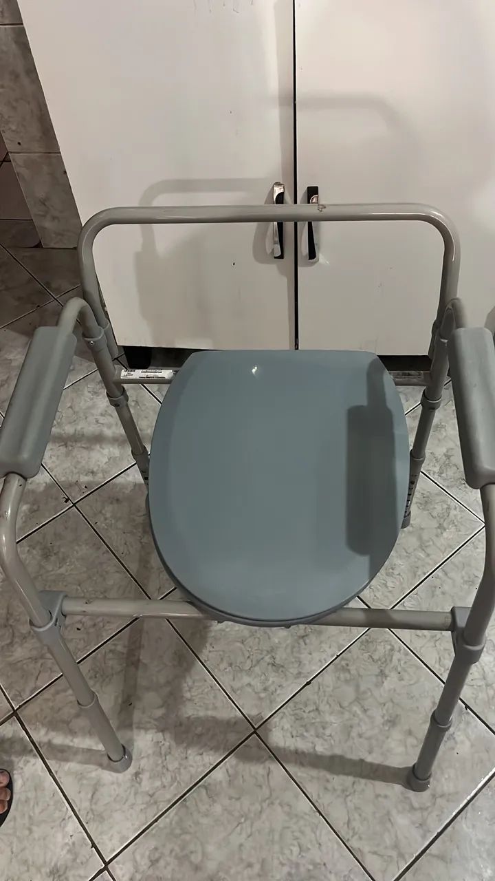 Cadeira hospitalar para banho e higiene pessoal só 220 faço entrega grátis chama * - Foto 6
