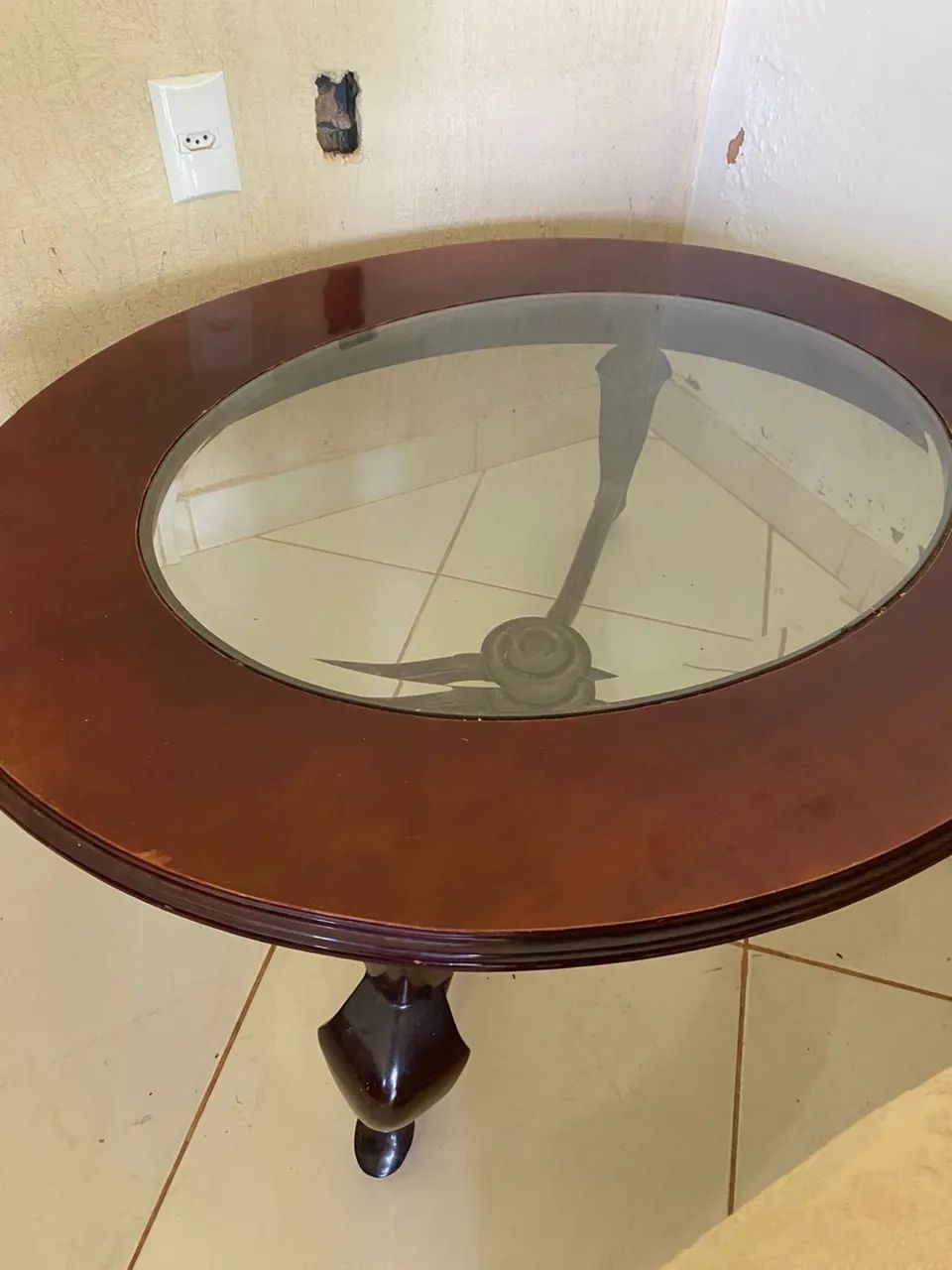 Mesa de Centro Redonda de Madeira com Vidro - Clássica e Elegante - Foto 4