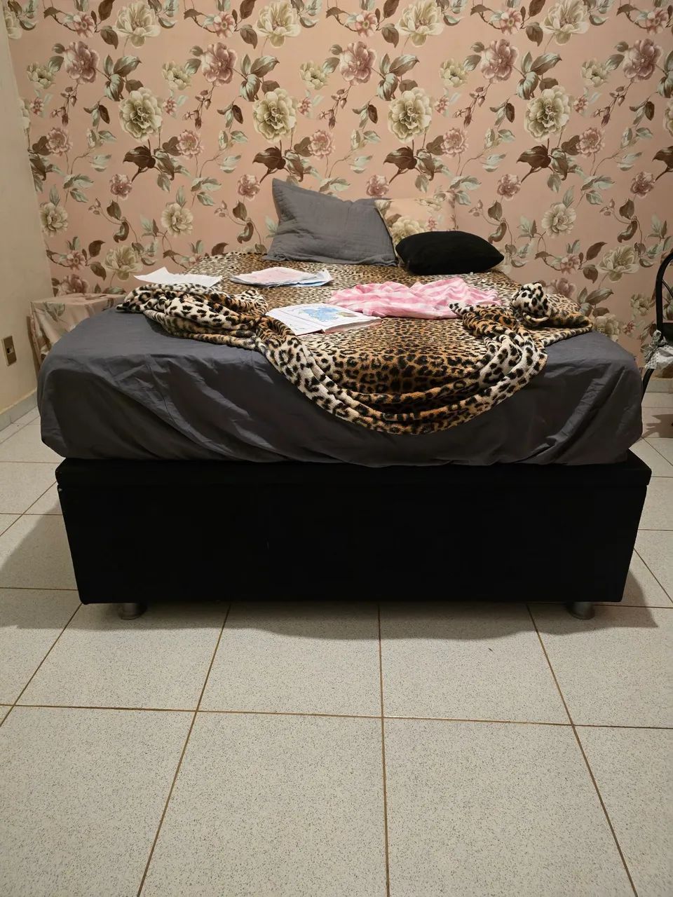 Vendo cama baú com colchão 